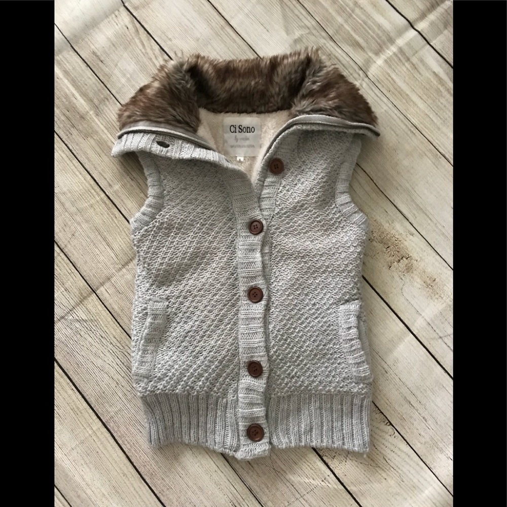 Lined sweater vest with furry collar